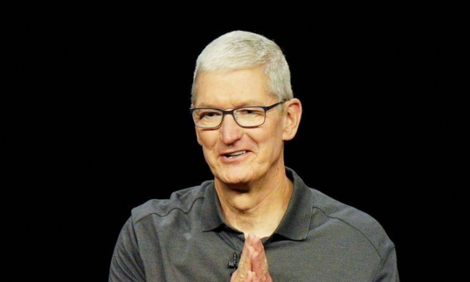 CEO Apple Tim Cook tại sự kiện ra mắt iPhone 15 vào tháng 9. Ảnh: Reuters