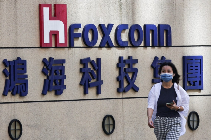 Một người phụ nữ đi ngang qua trụ sở Foxconn ở Đài Bắc vào ngày 9/11/2022. Ảnh: Reuters