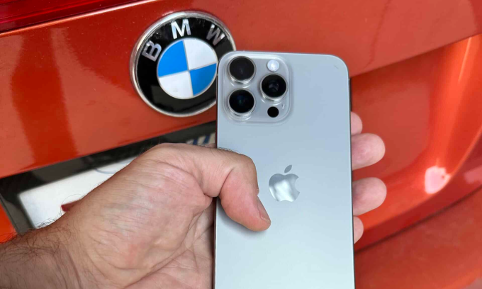 iPhone 15 đặt cạnh một mẫu xe BMW. Ảnh: BMW Blog