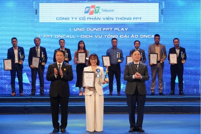 Bà Tô Nam Phương, Giám đốc Đối ngoại FPT Telecom đại diện nhận giải thưởng. Ảnh:: FPT Telecom