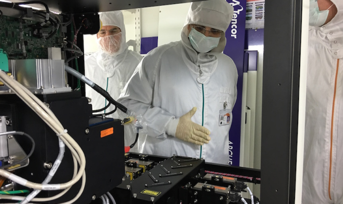Bên trong một cỗ máy kiểm tra chip của KLA-Tencor (Mỹ) đặt tại trung tâm nghiên cứu ở Israel. Ảnh: Time of Israel