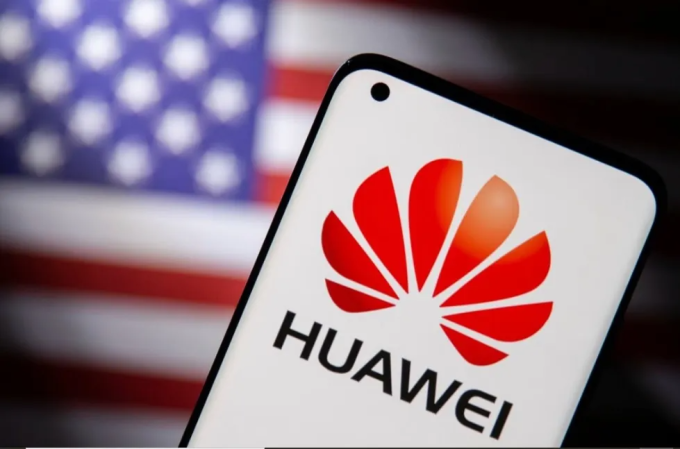 Logo Huawei hiển thị trên một mẫu smartphone. Ảnh: Reuters