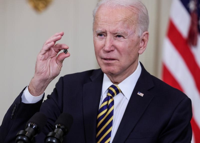 Tổng thống Mỹ Joe Biden mang theo một chip bán dẫn khi phát biểu về vấn đề giải quyết tình trạng thiếu chip bán dẫn toàn cầu  ở Nhà Trắng tháng 2/2021. Ảnh: Reuters
