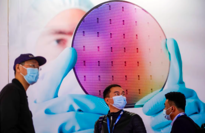Khách tham quan khu trưng bày thiết bị bán dẫn tại một hội chợ thương mại ở Thượng Hải, năm 2021. Ảnh:Reuters