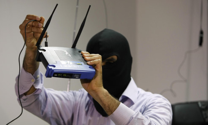 Hacker có thể xâm nhập vào mạng Wi-Fi gia đình và đánh cắp dữ liệu từ các thiết bị kết nối với mạng đó. Minh họa: AFP