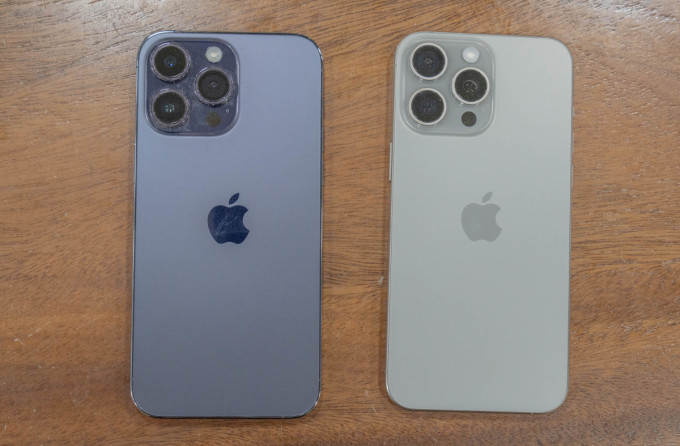 iPhone 14 Pro Max và iPhone 15 Pro Max. Ảnh: Huy Đức