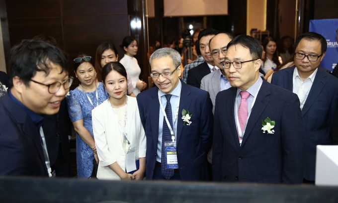 Thứ trưởng TT&TT Phan Tâm (giữa) tham quan các sản phẩm công nghệ của Việt Nam và Hàn Quốc. Ảnh: Kiều Chi