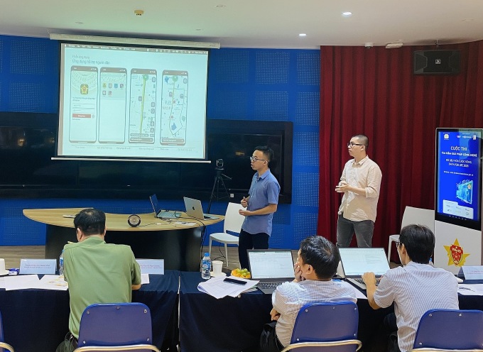 Trương Gia Huy, trưởng nhóm ExUET trình bày giải pháp TrafficA - Trợ lý giao thông. Ảnh: Nguyễn Phượng