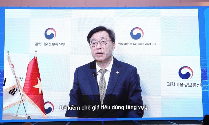 Thứ trưởng Khoa học Công nghệ ICT Hàn Quốc Park Yoon Gyu phát biểu từ xa trong sự kiện. Ảnh: Kiều Chi