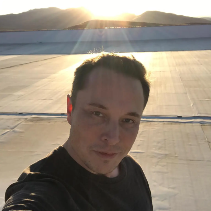 Một bức ảnh selfie hiếm hoi của Musk đăng trên Instagram.