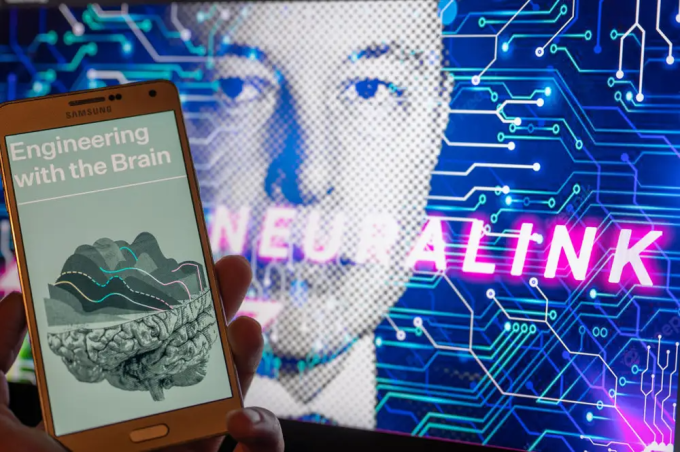 Một chiếc smartphone Samsung hiển thị ảnh cấy não, phía sau là logo Neuralink. Ảnh: NurPhoto