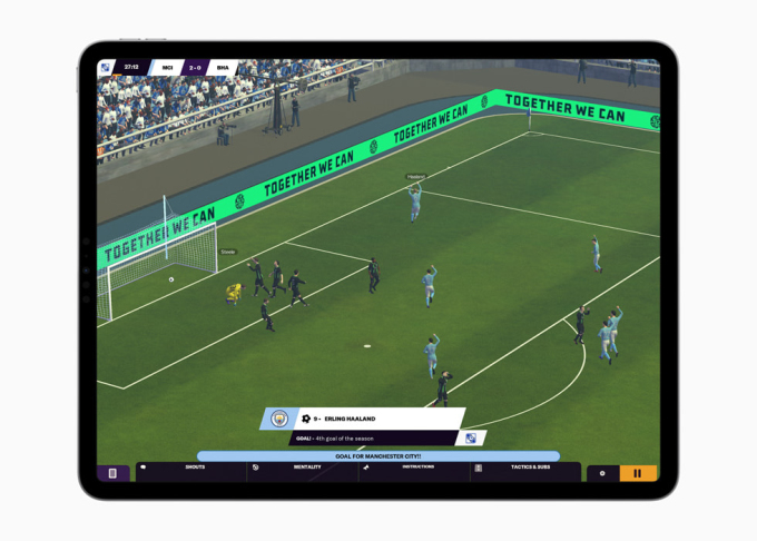 Giao diện Football Manager 2024 Touch trên iPad.