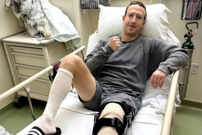 CEO Meta với chân trái bị băng bó. Ảnh: Mark Zuckerberg/Instagram