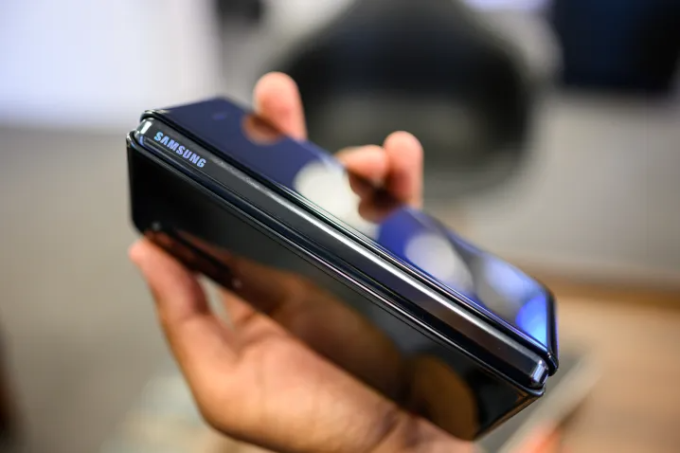 Samsung Galaxy Fold thế hệ đầu tiên. Ảnh: Digital Trends